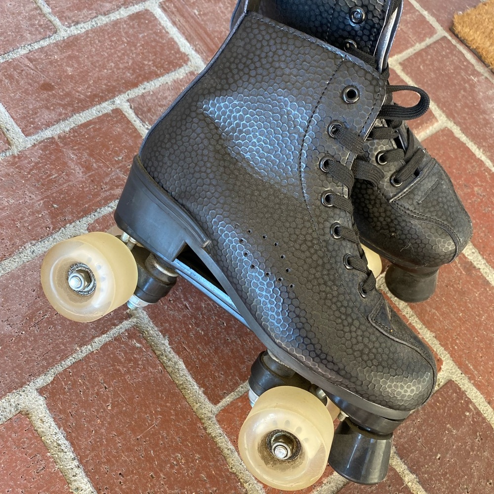 Purchased these being unfamiliar with Roller Skate sizes. These are size 39.